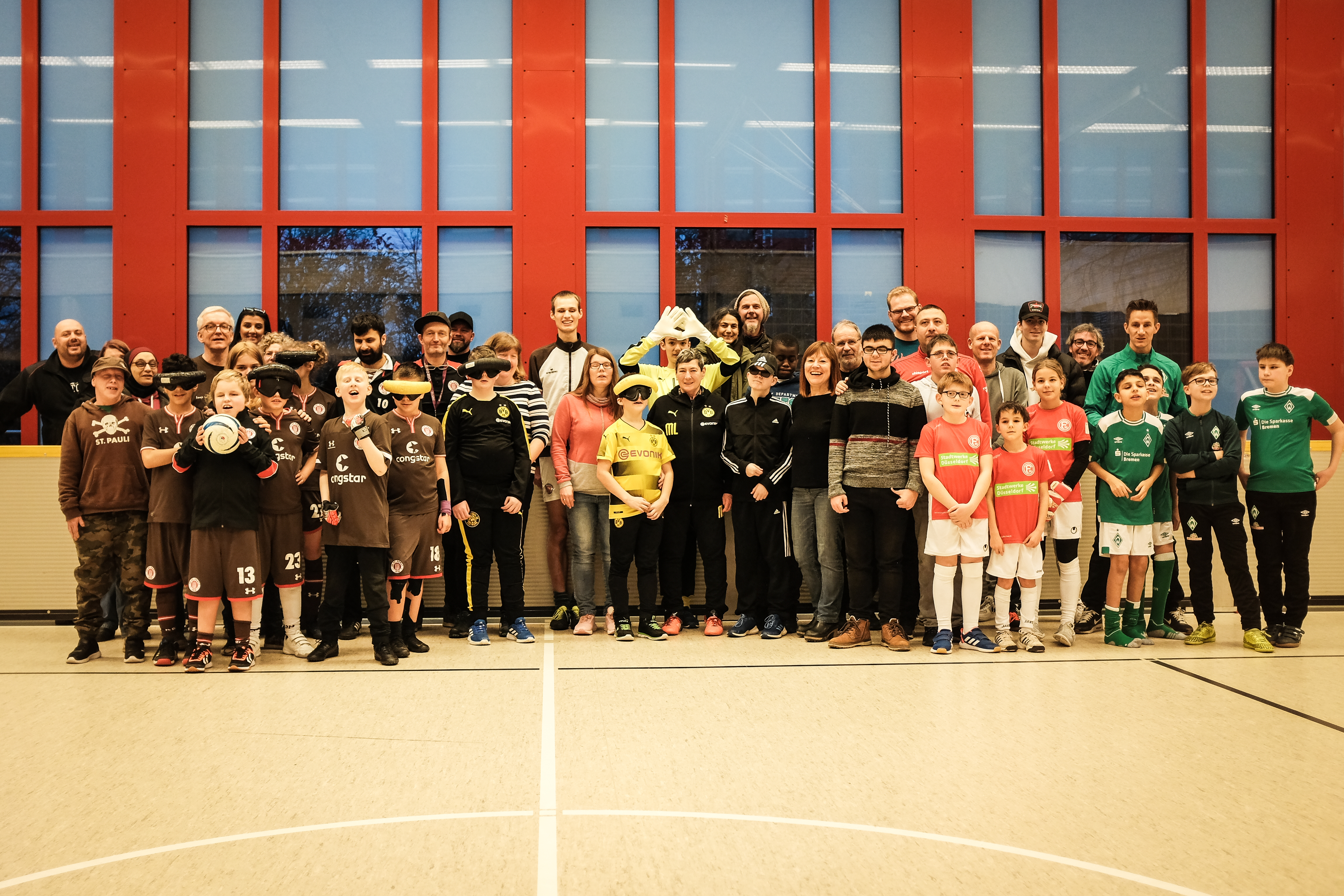 Ein Bild aller Teams und Teilnehmenden des ersten Mini Blindenfußball Turniers